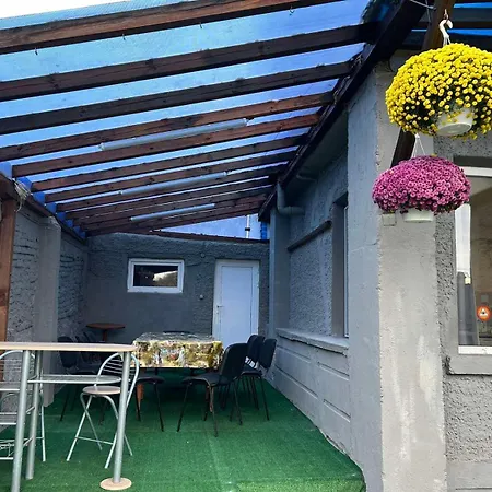 трапезица с безплатен паркинг двор и веранди *