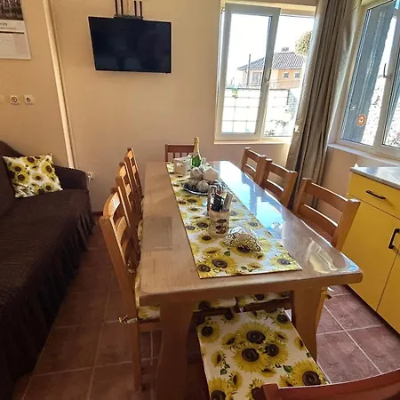 трапезица с безплатен паркинг двор и веранди Veliko Tarnovo