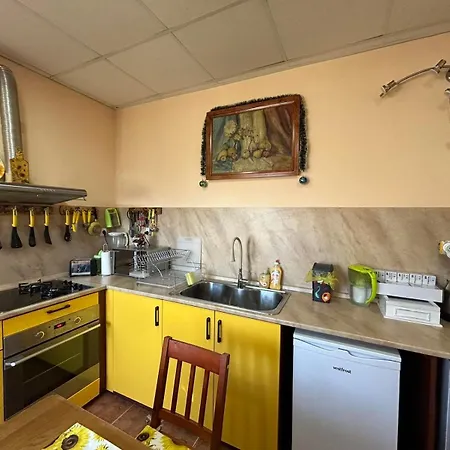 трапезица с безплатен паркинг двор и веранди Holiday home