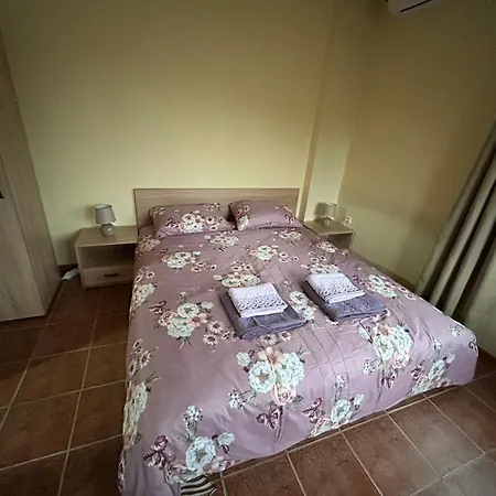 трапезица с безплатен паркинг двор и веранди Дом отдыха