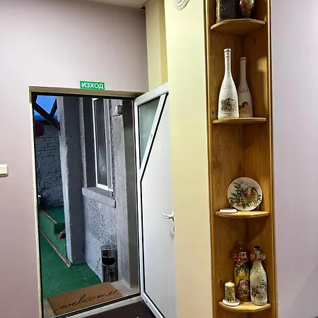 трапезица с безплатен паркинг двор и веранди *