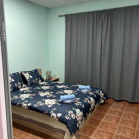 трапезица с безплатен паркинг двор и веранди *