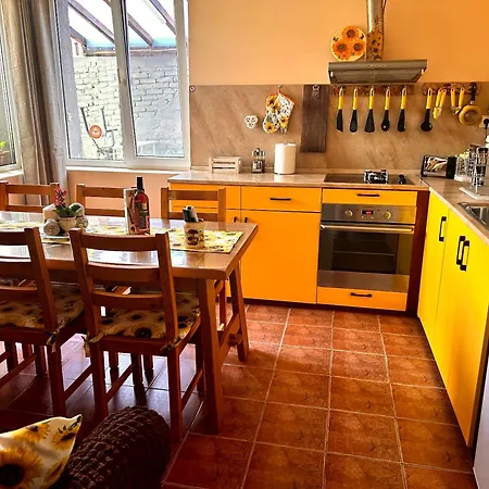 трапезица с безплатен паркинг двор и веранди Holiday home *