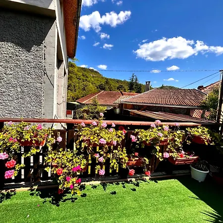 трапезица с безплатен паркинг двор и веранди