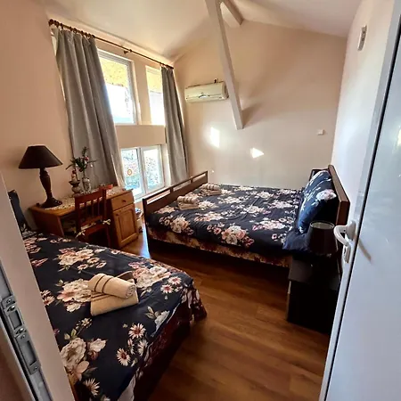 трапезица с безплатен паркинг двор и веранди Дом отдыха *