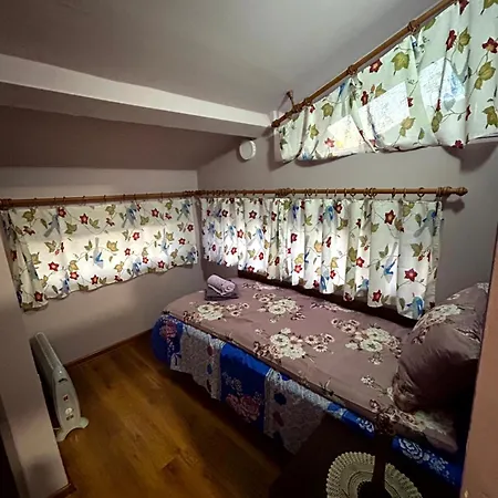 трапезица с безплатен паркинг двор и веранди Дом отдыха *