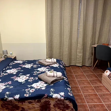 трапезица с безплатен паркинг двор и веранди *