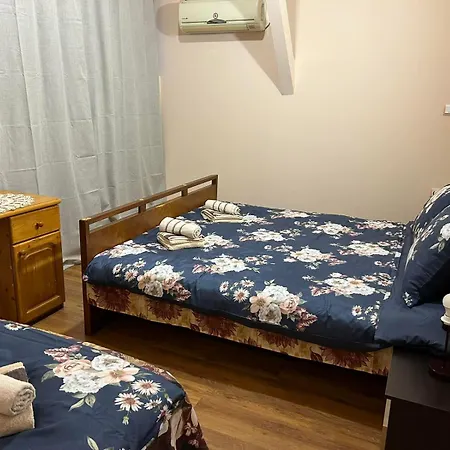 трапезица за до 12 човека с безплатен паркинг, двор и веранди, в град търново *