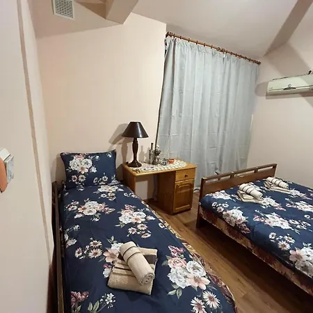 трапезица с безплатен паркинг двор и веранди