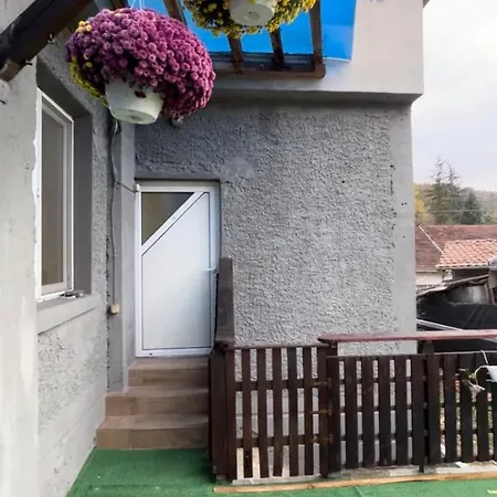 трапезица с безплатен паркинг двор и веранди Holiday home