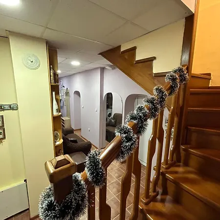 трапезица с безплатен паркинг двор и веранди *