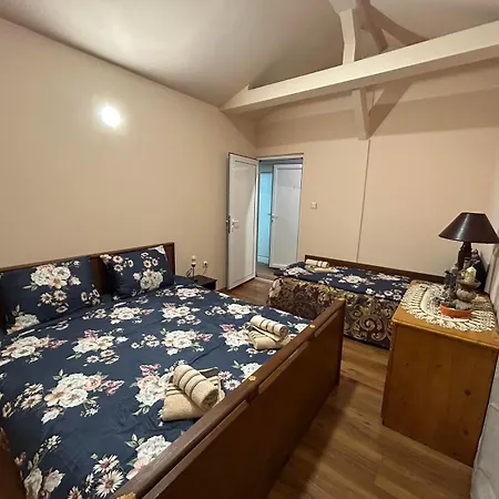 трапезица с безплатен паркинг двор и веранди Holiday home *