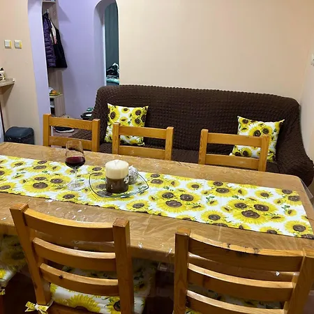 трапезица за до 12 човека с безплатен паркинг, двор и веранди, в град търново *