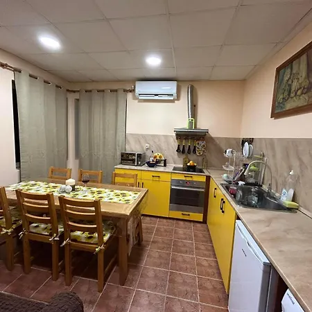 трапезица за до 12 човека с безплатен паркинг, двор и веранди, в град търново Holiday home