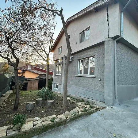 трапезица с безплатен паркинг двор и веранди *