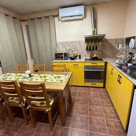 трапезица с безплатен паркинг двор и веранди Holiday home Veliko Tarnovo