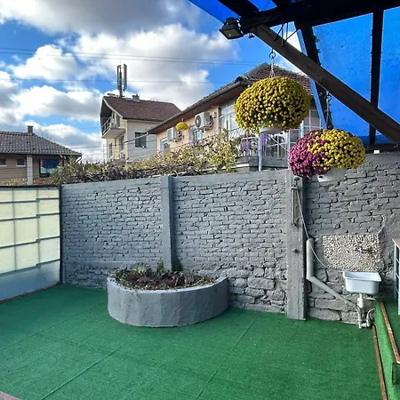 трапезица с безплатен паркинг двор и веранди Holiday home *