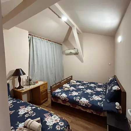 трапезица с безплатен паркинг двор и веранди Holiday home