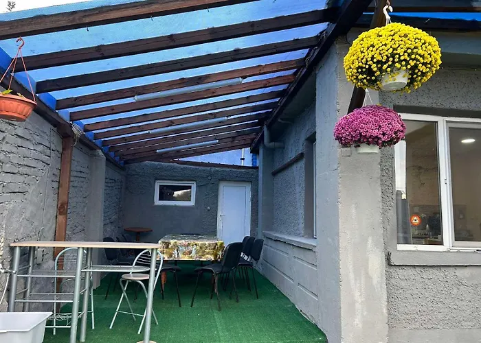 трапезица за до 12 човека с безплатен паркинг, двор и веранди, в град търново *