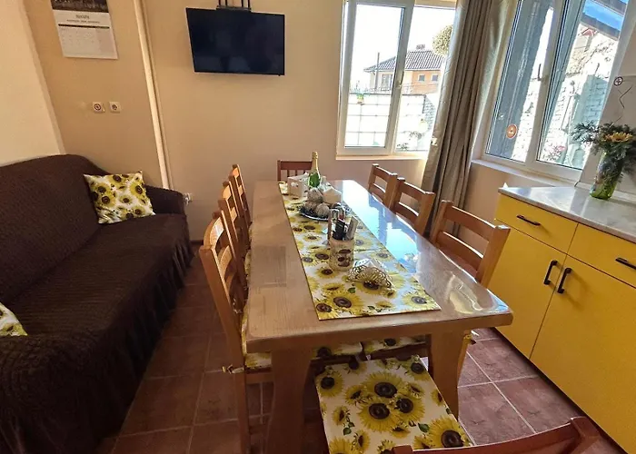 трапезица за до 12 човека с безплатен паркинг, двор и веранди, в град търново Veliko Tarnovo