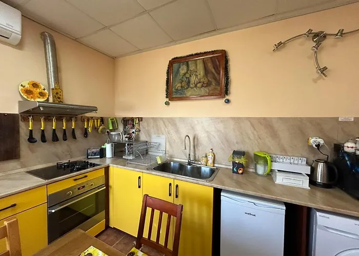 трапезица за до 12 човека с безплатен паркинг, двор и веранди, в град търново Holiday home