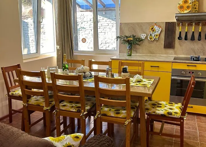 трапезица за до 12 човека с безплатен паркинг, двор и веранди, в град търново 벨리코 터르노보