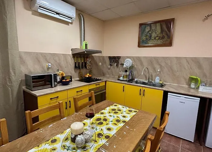 трапезица за до 12 човека с безплатен паркинг, двор и веранди, в град търново 펜션