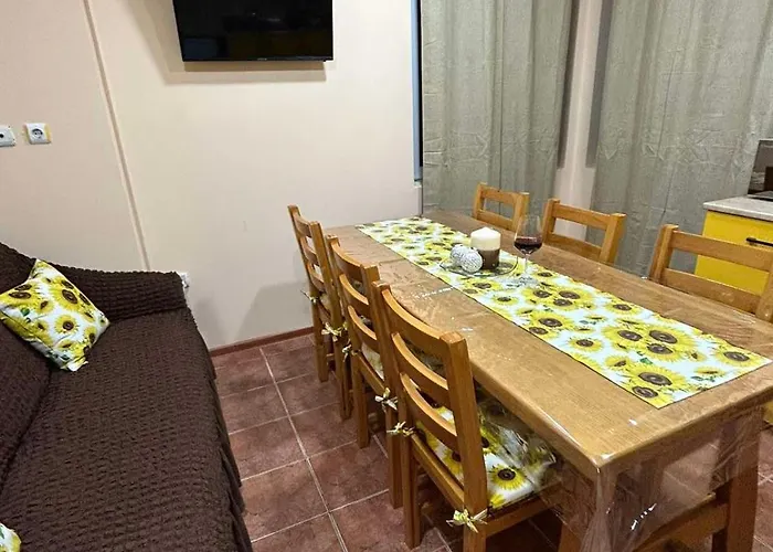 Holiday home трапезица за до 12 човека с безплатен паркинг, двор и веранди, в град търново Veliko Tarnovo