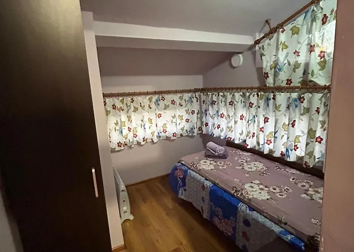 Holiday home трапезица за до 12 човека с безплатен паркинг, двор и веранди, в град търново Veliko Tarnovo