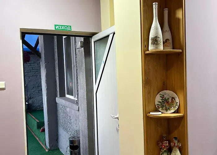 трапезица за до 12 човека с безплатен паркинг, двор и веранди, в град търново *