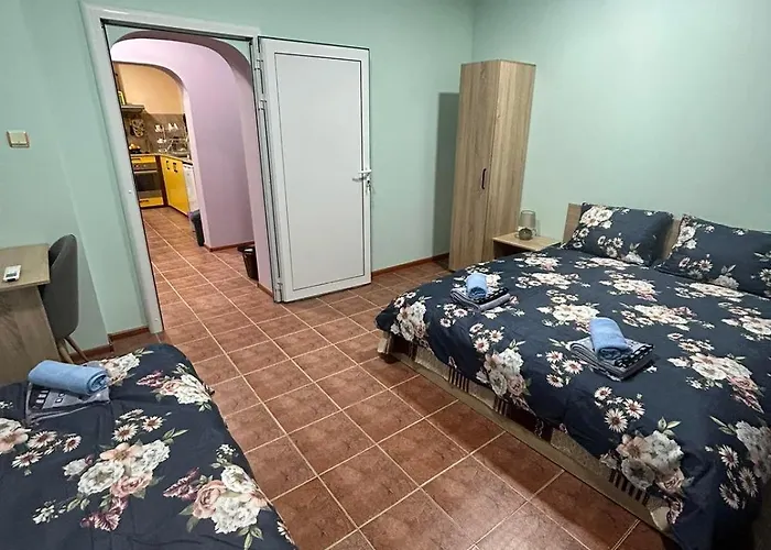 Holiday home трапезица за до 12 човека с безплатен паркинг, двор и веранди, в град търново *