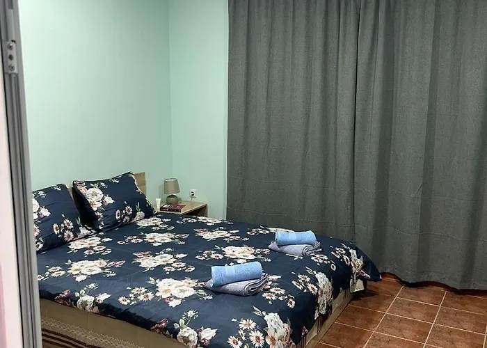 трапезица за до 12 човека с безплатен паркинг, двор и веранди, в град търново *