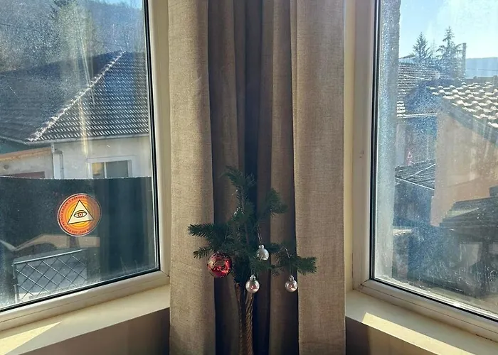 Holiday home трапезица за до 12 човека с безплатен паркинг, двор и веранди, в град търново