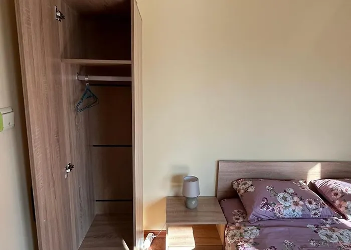 Holiday home трапезица за до 12 човека с безплатен паркинг, двор и веранди, в град търново *