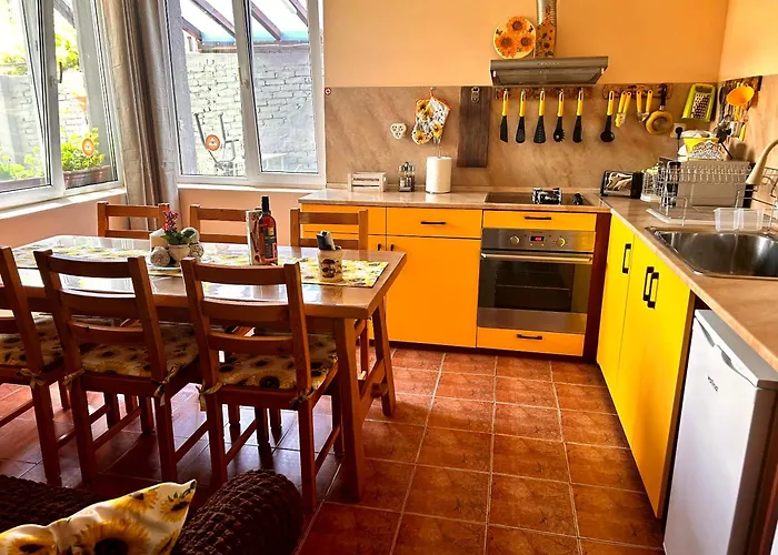 трапезица за до 12 човека с безплатен паркинг, двор и веранди, в град търново 펜션 *