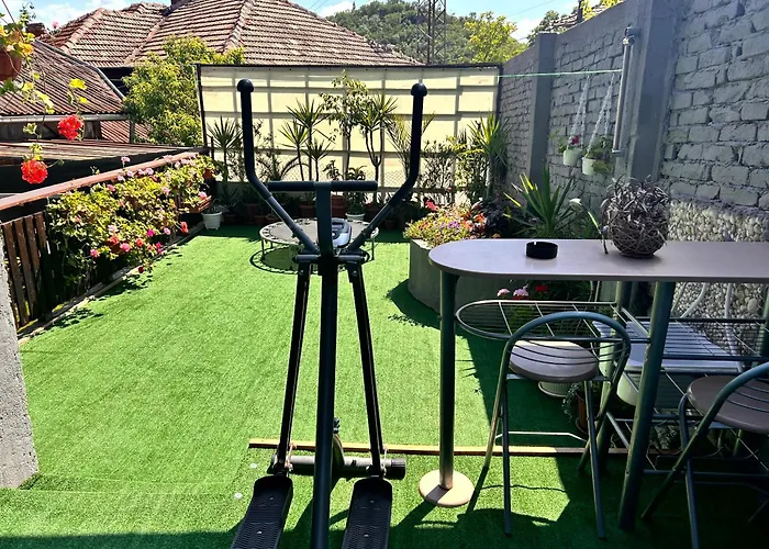 펜션 трапезица за до 12 човека с безплатен паркинг, двор и веранди, в град търново