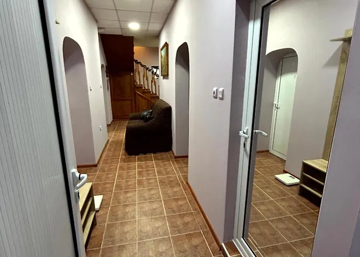 трапезица за до 12 човека с безплатен паркинг, двор и веранди, в град търново Veliko Tarnovo