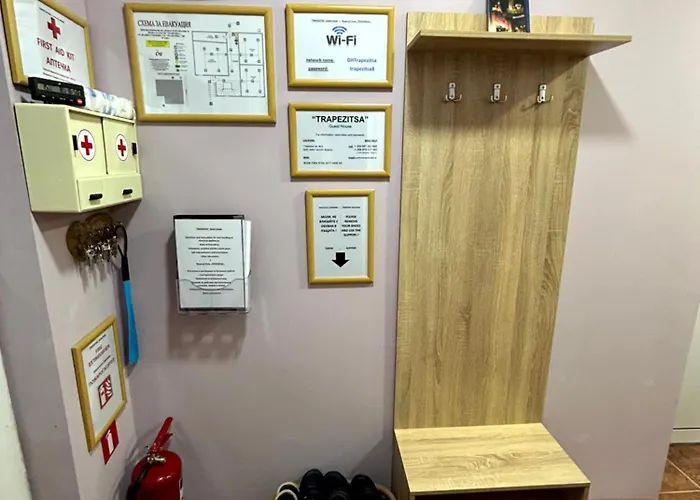 трапезица за до 12 човека с безплатен паркинг, двор и веранди, в град търново * 벨리코 터르노보