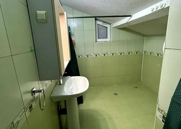 Holiday home трапезица за до 12 човека с безплатен паркинг, двор и веранди, в град търново *