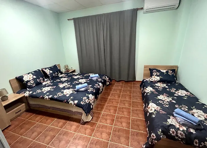 трапезица за до 12 човека с безплатен паркинг, двор и веранди, в град търново *