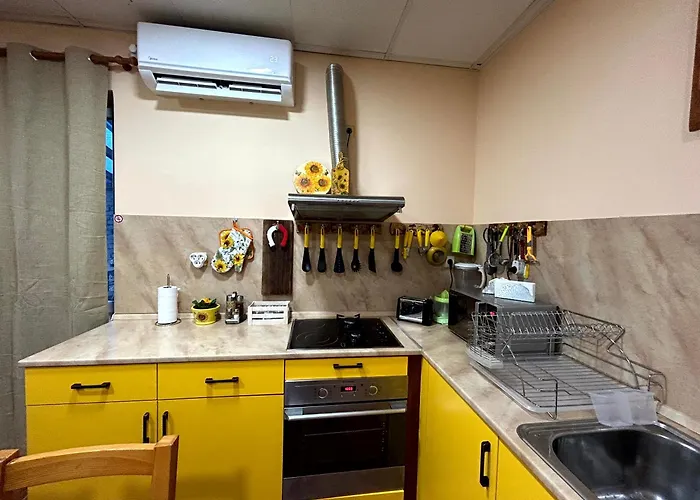 трапезица за до 12 човека с безплатен паркинг, двор и веранди, в град търново Holiday home Veliko Tarnovo