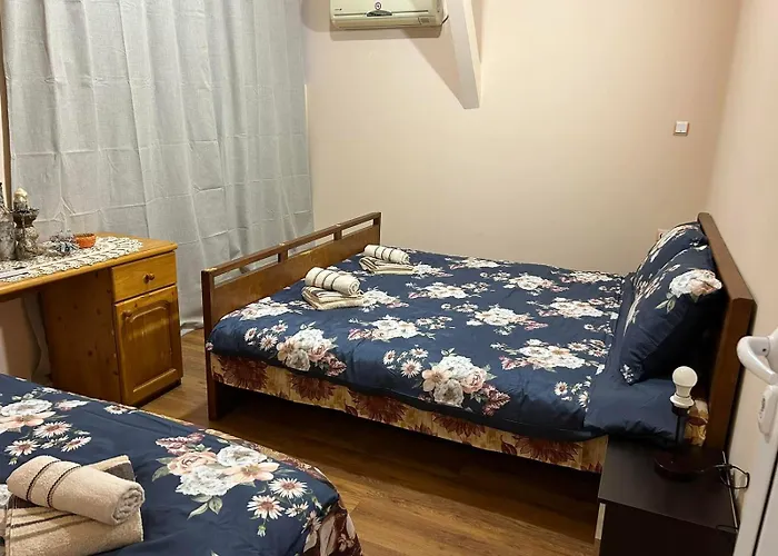 трапезица за до 12 човека с безплатен паркинг, двор и веранди, в град търново *