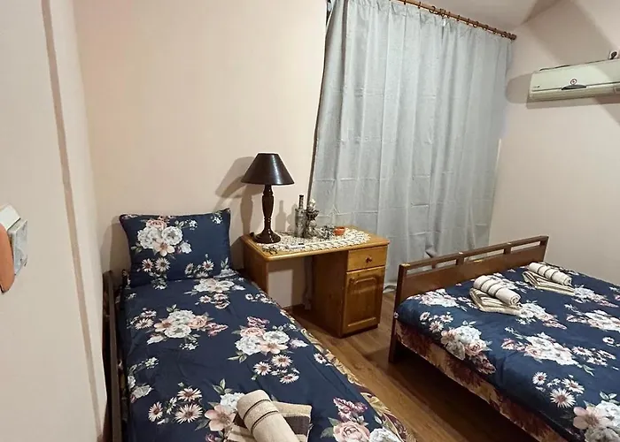 трапезица за до 12 човека с безплатен паркинг, двор и веранди, в град търново