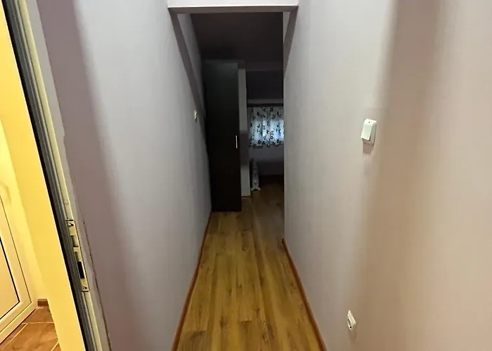 трапезица за до 12 човека с безплатен паркинг, двор и веранди, в град търново 벨리코 터르노보