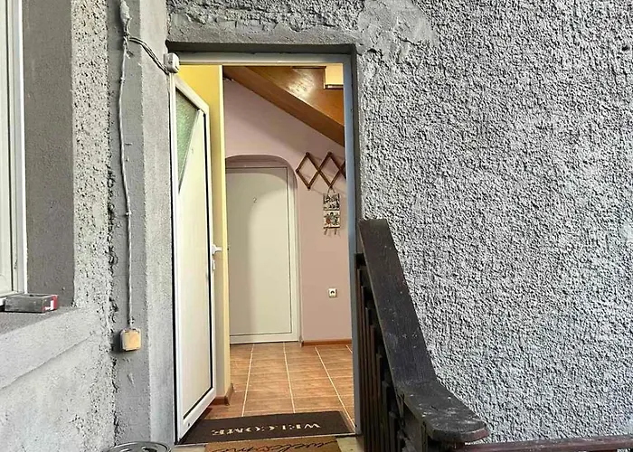 Holiday home трапезица за до 12 човека с безплатен паркинг, двор и веранди, в град търново *