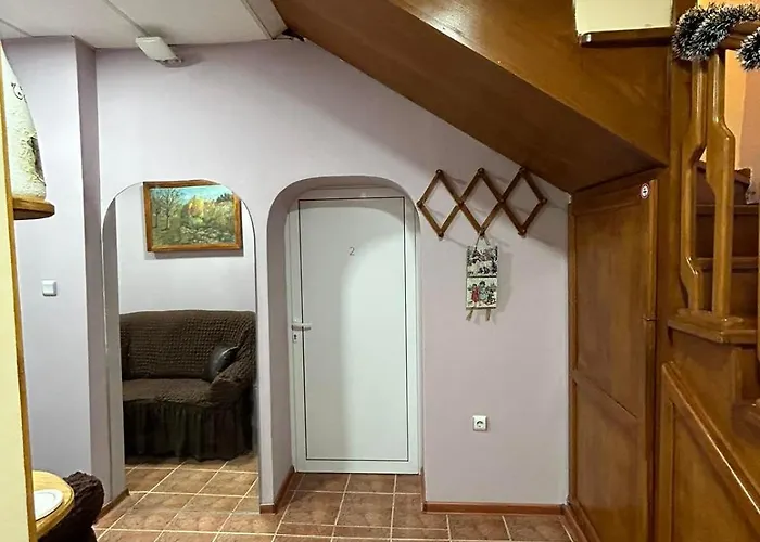 трапезица за до 12 човека с безплатен паркинг, двор и веранди, в град търново