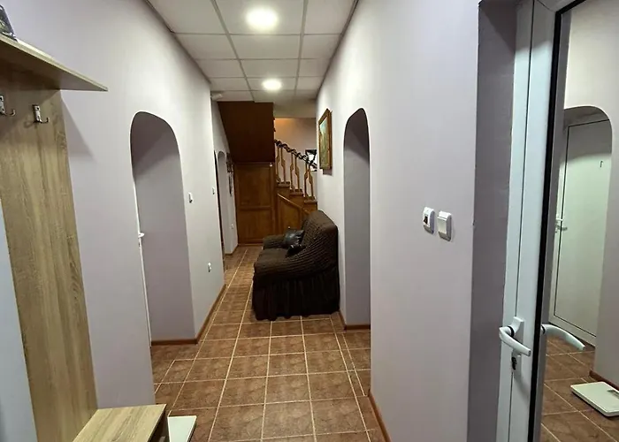 Holiday home трапезица за до 12 човека с безплатен паркинг, двор и веранди, в град търново