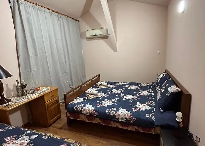 Holiday home трапезица за до 12 човека с безплатен паркинг, двор и веранди, в град търново *