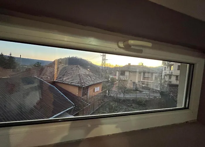 трапезица за до 12 човека с безплатен паркинг, двор и веранди, в град търново * 벨리코 터르노보