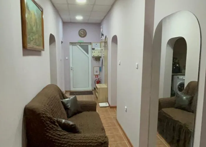 трапезица за до 12 човека с безплатен паркинг, двор и веранди, в град търново * Veliko Tarnovo